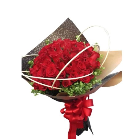 Ramo de 100 rosas rojas con mimbre | Florería Versalles CDMX