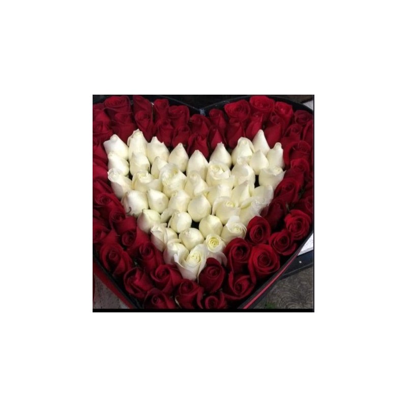 Arreglo en forma de corazón con rosas rojas y blancas | Florería Versalles CDMX