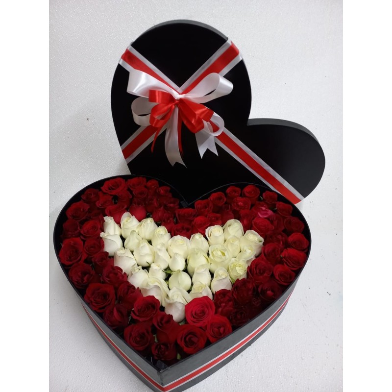 Arreglo en caja con forma de corazón | Rosas y chocolates | Florería Versalles CDMX