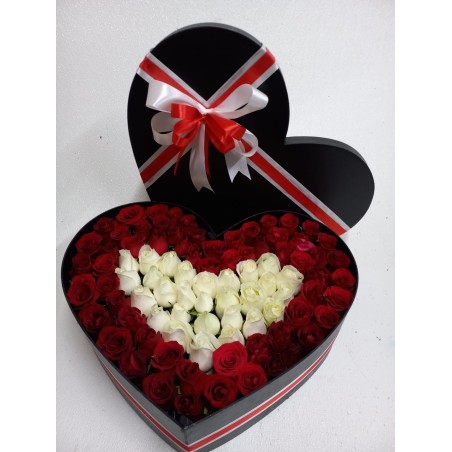 Arreglo en caja con forma de corazón | Rosas y chocolates | Florería Versalles CDMX