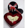 Arreglo en caja con forma de corazón | Rosas y chocolates | Florería Versalles CDMX