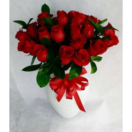 Florero de cerámica con 24 rosas rojas | Florería Versalles CDMX