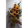 Ramo de girasoles con envoltura dorada y moño amarillo
