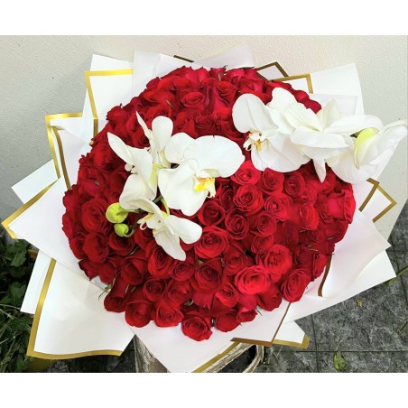 Ramo de 100 rosas rojas con orquídeas blancas