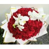 Ramo de 100 rosas rojas con orquídeas blancas