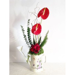 Diseño floral con anturios y rosas en regadera | Florería Versalles