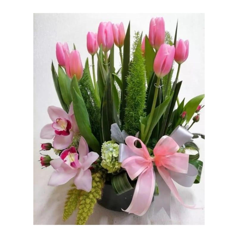 Arreglo floral con tulipanes y orquídeas rosas | Florería Versalles