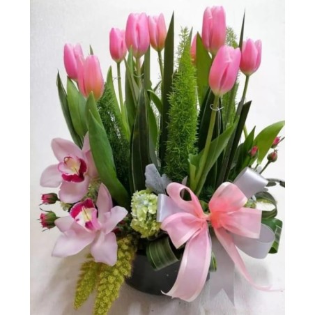 Arreglo floral con tulipanes y orquídeas rosas | Florería Versalles