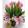 Arreglo floral con tulipanes y orquídeas rosas | Florería Versalles