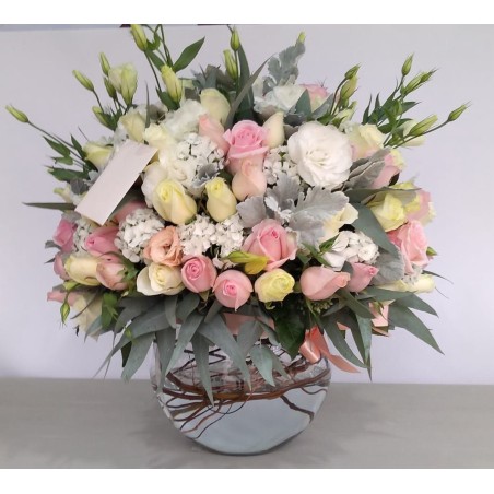 Arreglo de rosas y lisianthus pastel en pecera | Florería Versalles