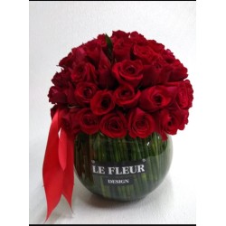100 rosas rojas en pecera de cristal | Arreglo floral elegante
