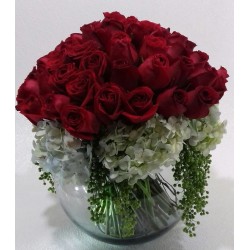 100 rosas rojas en pecera de cristal | Arreglo floral elegante