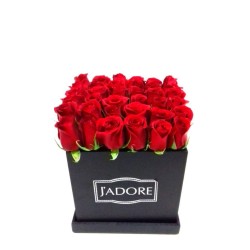 Sembrado de rosas rojas en caja vintage | Florería Versalles