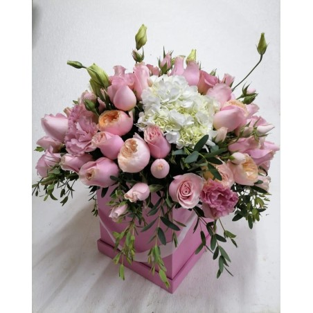 Arreglo romántico en caja con rosas pastel y lisianthus | Florería Versalles México
