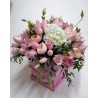 Arreglo romántico en caja con rosas pastel y lisianthus | Florería Versalles México