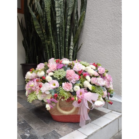 Canasta de mimbre romántica con flores pastel | Florería Versalles