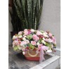 Canasta de mimbre romántica con flores pastel | Florería Versalles