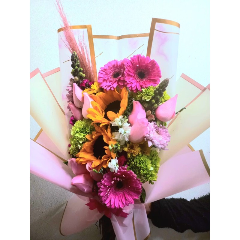 Ramo de girasoles, rosas y gerberas rosas | Florería Versalles