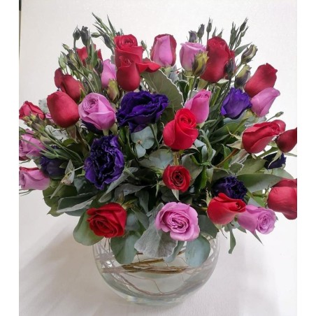 Arreglo redondo de rosas y lisianthus en pecera | Florería Versalles CDMX