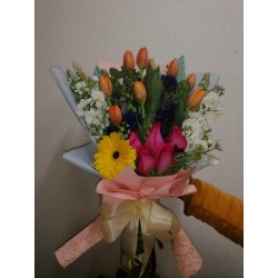 Ramo de tulipanes naranjas y rosas fucsia | Florería Versalles CDMX