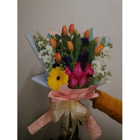 Ramo de tulipanes naranjas y rosas fucsia | Florería Versalles CDMX