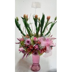 Sembrado de tulipanes y flores rosas en base de cristal | Florería Versalles CDMX